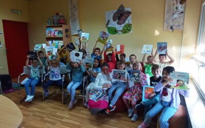 Prvašići u prvom posjetu knjižnici